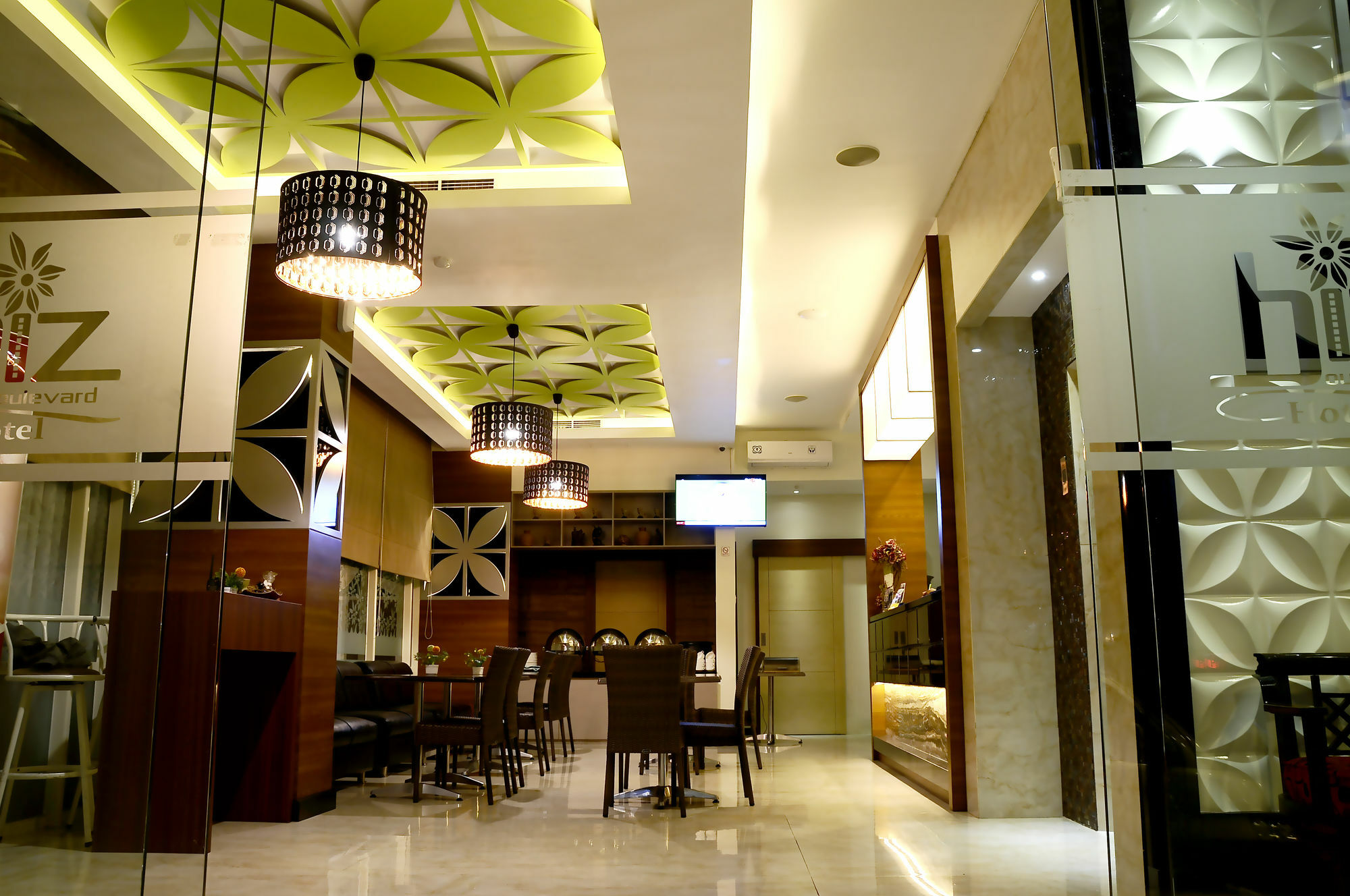 Biz Boulevard Hotel Manado Ngoại thất bức ảnh